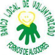 Logotipo com figura humana estilizada em verde, cabeça amarela e texto circular em verde.