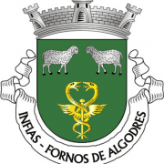 Brasão com coroa, duas ovelhas, símbolos heráldicos e inscrição Infias Fornos de Algodres