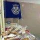 Brasão municipal azul com símbolos heráldicos acima de alimentos embalados em plástico