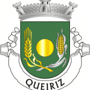 Brasão de Queiriz com coroa, escudo verde, trigo, milho e sol amarelo