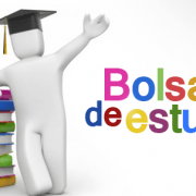 Figura branca com chapéu de formatura ao lado de pilha de livros coloridos e texto Bolsas de estudos.