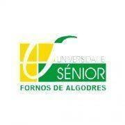 Logótipo da Universidade Sénior Fornos de Algodres com letras em amarelo e verde