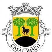 Brasão de armas com castelo, duas árvores, cavalo e escudo verde e amarelo.