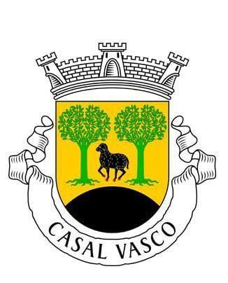 Brasão de armas com castelo, duas árvores, cavalo e escudo verde e amarelo.
