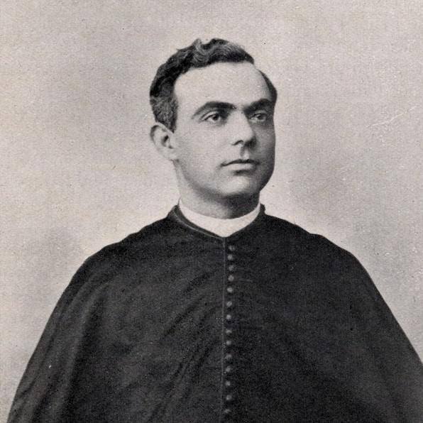 Homem de meia-idade, cabelo escuro, envergando capa preta com abotoamento central, em retrato de busto.