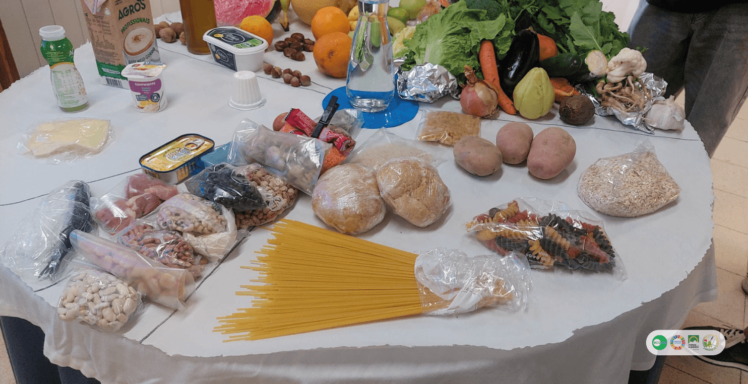 Mesa com alimentos frescos: frutas, vegetais, carnes, peixes, massas, pão e produtos lácteos