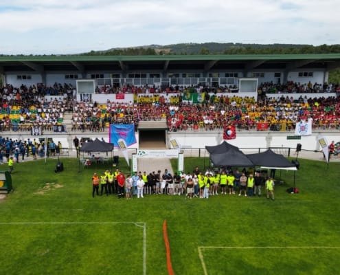 Cerimónia de abertura com equipas e público no estádio durante Youth Cup.